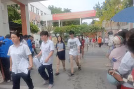 Thí sinh hoàn thành môn Địa lý trong ngày thi thứ hai của kỳ thi tốt nghiệp THPT 2026
