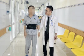 Phẫu thuật bắt vít qua da thành công điều trị thoát vị đĩa đệm