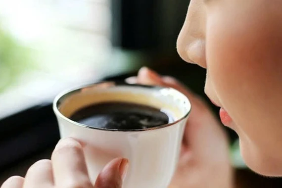Thói quen uống cà phê lúc bụng rỗng có thể khiến cơ thể 'kêu cứu'