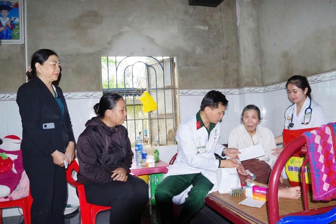 “Bộ đội Cụ Hồ” điểm tựa sức khỏe cho người dân vùng thiên tai