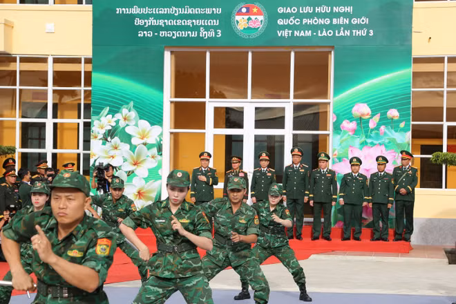 Bộ đội biên phòng trình diễn võ thuật tại giao lưu biên giới Việt Nam - Lào