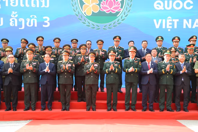 Đại tướng Phan Văn Giang đón Bộ trưởng Quốc phòng Lào tại cột mốc biên giới