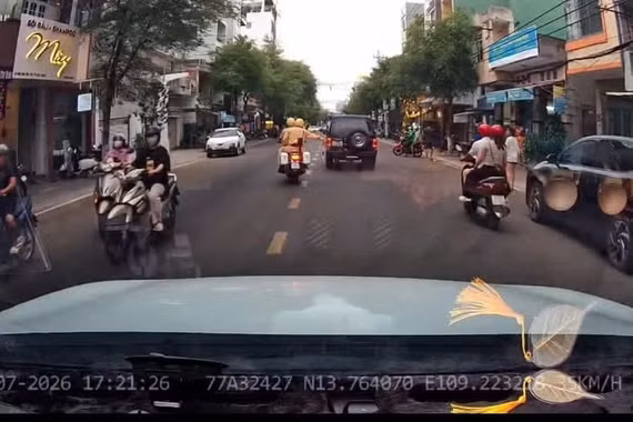 Bị tai nạn đứt lìa cánh tay, nạn nhân được CSGT Gia Lai dẫn đường đi cấp cứu