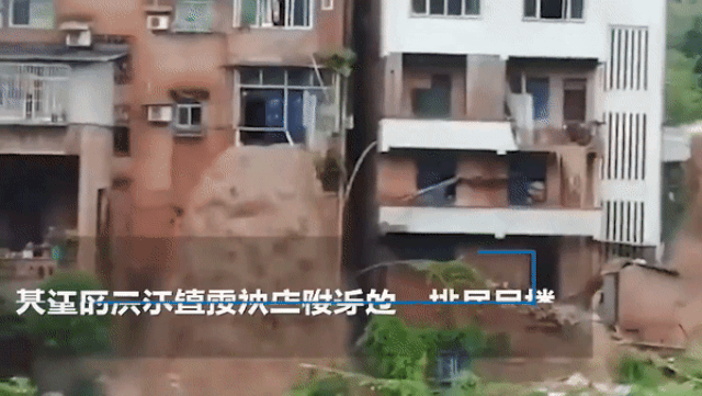 Nước lũ xối xả như thác chảy từ cửa sổ tầng 3 của tòa nhà dân cư - 1