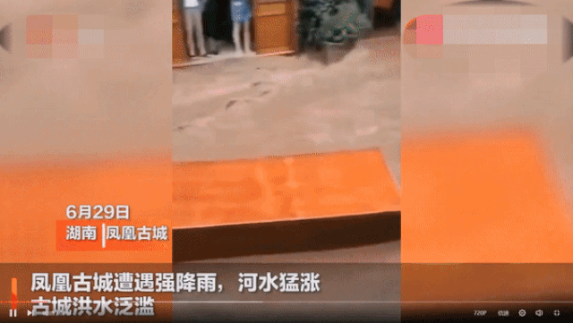 Nước lũ xối xả như thác chảy từ cửa sổ tầng 3 của tòa nhà dân cư - 2