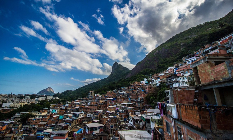 Een sloppenwijk in de wijk Botafogo in Rio de Janeiro. Foto: Shutterstock. chiendich.png
