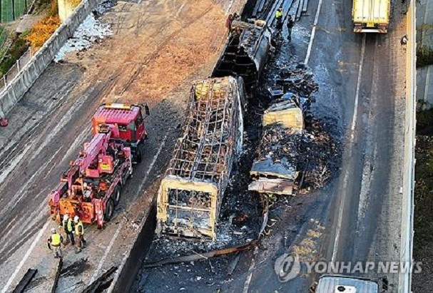 Polis dan bomba memeriksa tempat kejadian longgokan 13 kenderaan di Lebuhraya Sangju-Yeongcheon pada 17 November 2025. Foto: Yonhap. untitled-2879.png