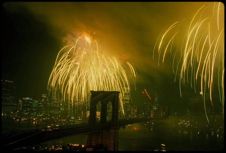 Focuri de artificii explodează deasupra podului Brooklyn în 1983 pentru a sărbători cea de-a 100-a aniversare a podului. Fotografie: Biblioteca Congresului. my2.jpg