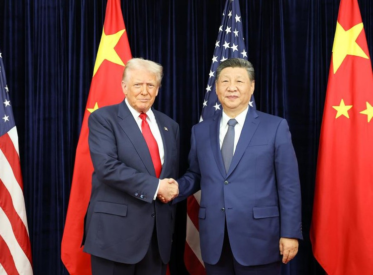 ប្រធានាធិបតីសហរដ្ឋអាមេរិក Donald Trump (ឆ្វេង) ចាប់ដៃជាមួយប្រធានាធិបតីចិន Xi Jinping ក្នុងអំឡុងពេលនៃកិច្ចប្រជុំក្នុងប្រទេសកូរ៉េខាងត្បូងកាលពីថ្ងៃទី ៣០ ខែតុលា ឆ្នាំ ២០២៥។ រូបថត៖ Xinhua។ trumptap.png