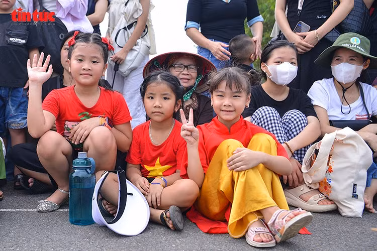 Nhiều trẻ em cũng được cha mẹ đưa đi chiêm ngưỡng buổi hợp luyện.