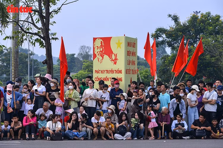 Người dân và khách tham quan được phép đứng ở các vị trí quy định để quan sát không làm ảnh hưởng đến quá trình luyện tập.