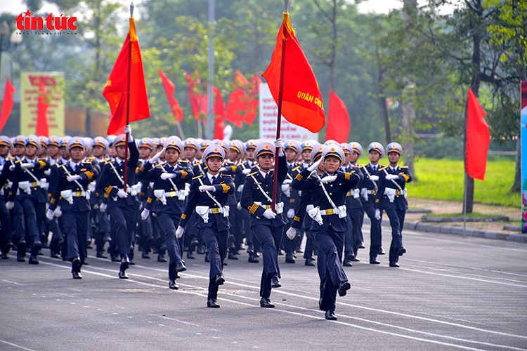 Các khối quân đội đồng diễn đội hình dưới nắng hè tại Làng Văn hóa - Du lịch các dân tộc Việt Nam.