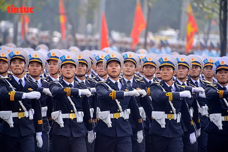 Những bước chân đều tăm tắp của các chiến sĩ tạo nên khí thế hào hùng.