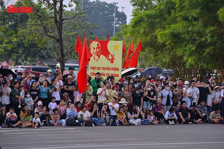 Người dân đứng thành hàng dài theo dõi buổi hợp luyện diễu binh từ sáng sớm.