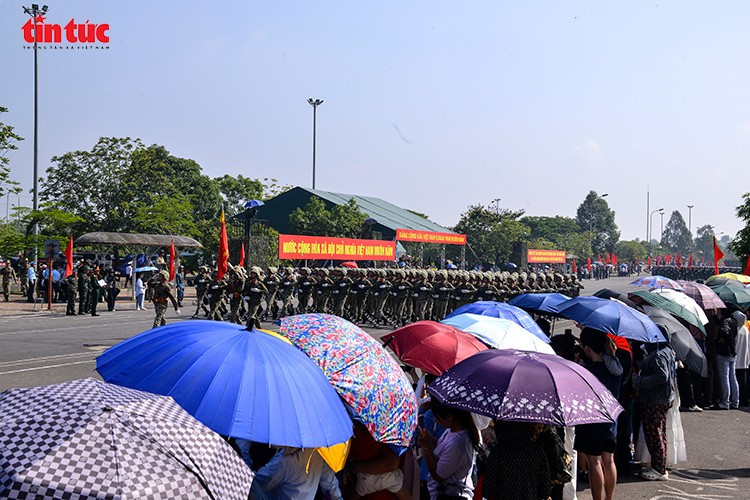 Người dân đủ mọi lứa tuổi, từ em nhỏ đến cụ già, tập trung đông đảo dọc theo tuyến đường luyện tập để cổ vũ các chiến sĩ.