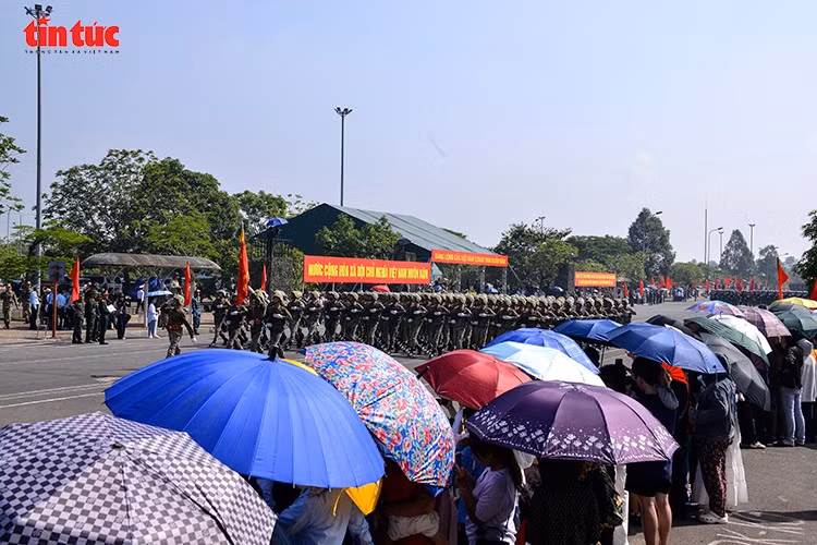 Người dân đủ mọi lứa tuổi, từ em nhỏ đến cụ già, tập trung đông đảo dọc theo tuyến đường luyện tập để cổ vũ các chiến sĩ.