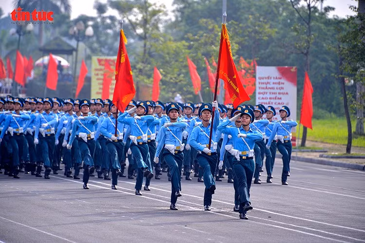 Các chiến sĩ Quân chủng Phòng không - Không quân tập luyện với cường độ cao.