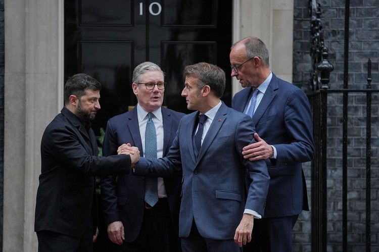 Presiden Ukraina Volodymyr Zelensky (kiri) bersama Perdana Menteri Inggris Keir Starmer, Presiden Prancis Emmanuel Macron dan Kanselir Jerman Friedrich Merz di depan 10 Downing Street, London, 8 Desember 2025. Foto: AP. ap25342525926926.jpg