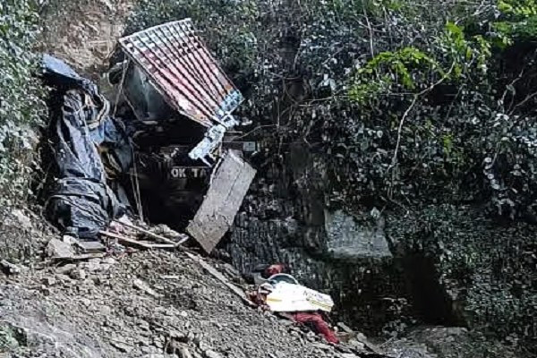 Místo dopravní nehody, při které v Indii zahynulo 22 dělníků. Foto: Indická armáda. ando1.png