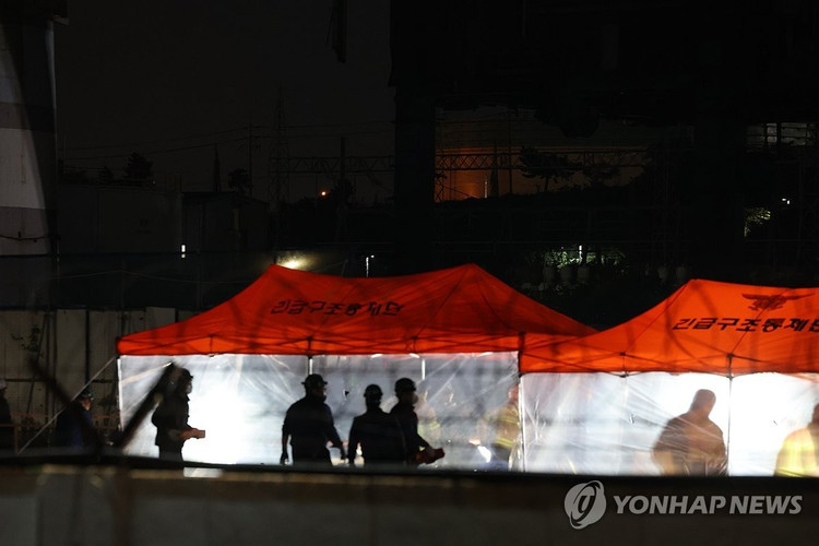 Pátrací a záchranní pracovníci pracují na místě zřícení kotlové věže v Jižní Koreji. Foto: Yonhap. han2.jpg