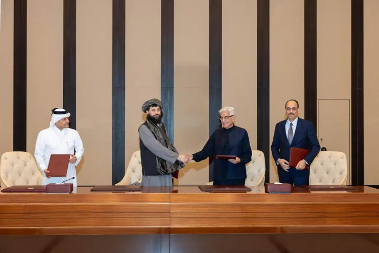 Taliban government Defense Minister Mullah Muhammad Yaqoob (center, left) shakes hands with Pakistani Defense Minister Khawaja Muhammad Asif after a ceasefire agreement was reached. Photo: Qatar Foreign Ministry. pakistan.png