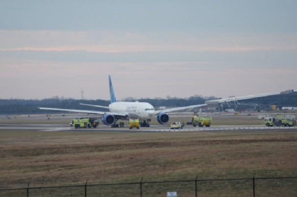 비행기는 워싱턴 덜레스 국제공항에 안전하게 착륙했습니다. 사진: @PenguinSix. maybay.png