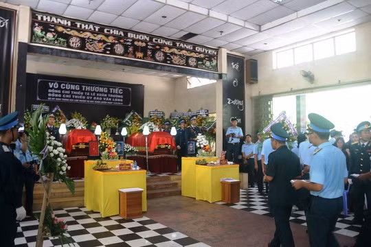 Truy điệu 2 phi công quân sự hy sinh trong vụ rơi máy bay - Ảnh 5.