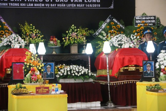 Truy điệu 2 phi công quân sự hy sinh trong vụ rơi máy bay - Ảnh 2.