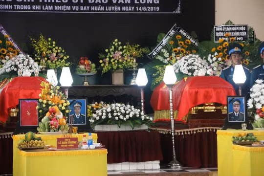 Truy điệu 2 phi công quân sự hy sinh trong vụ rơi máy bay - Ảnh 2.