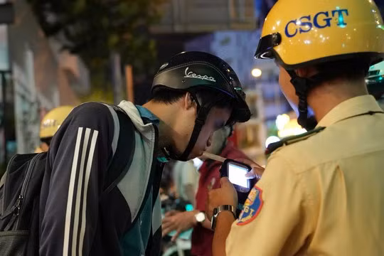 Cấm tiệt uống rượu, bia khi lái xe - Ảnh 1.