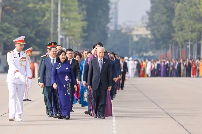 Đại biểu dự Đại hội MTTQ Việt Nam vào Lăng viếng Chủ tịch Hồ Chí Minh