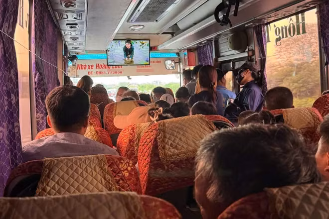 Hà Nội phạt nặng xe khách chở nhồi nhét vượt quá 22 người
