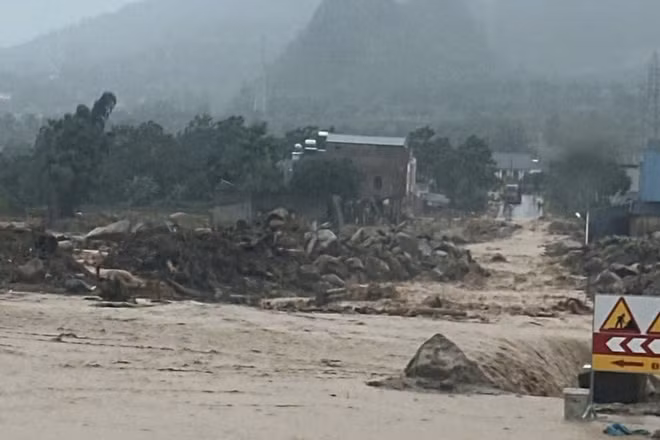 Lai Châu: Mưa lũ lại đổ về Mường Than, sạt lở tắc đường QL32