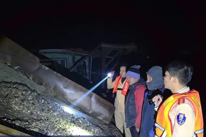 Bắc Ninh bắt giữ 2 tàu hút cát trái phép trên sông Lục Nam