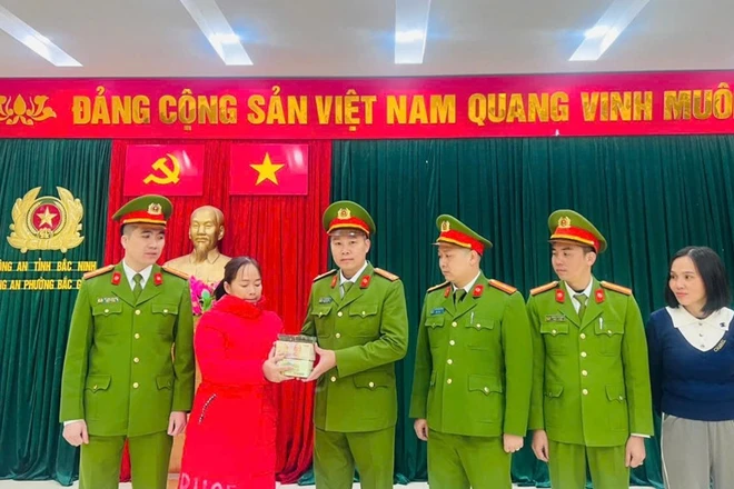 Trao trả hơn 365 triệu cho công dân chuyển nhầm tài khoản