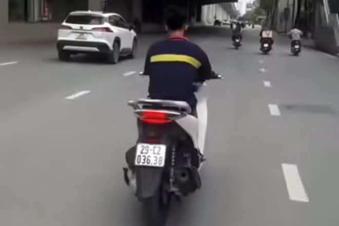 CSGT Hà Nội xử phạt thanh niên đi SH đủ ‘combo’ vi phạm TTATGT