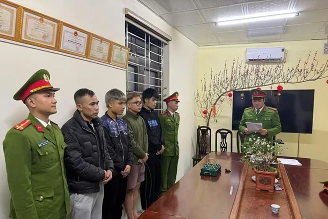 Khởi tố nhóm đối tượng dùng súng đe dọa để đòi nợ