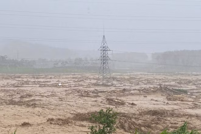 Lũ quét gây sạt lở, giao thông chia cắt ở Lai Châu 