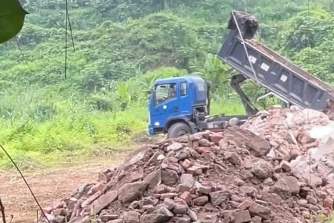 Công an Lào Cai khởi tố đối tượng đổ trái phép hơn 360 tấn chất thải xây dựng