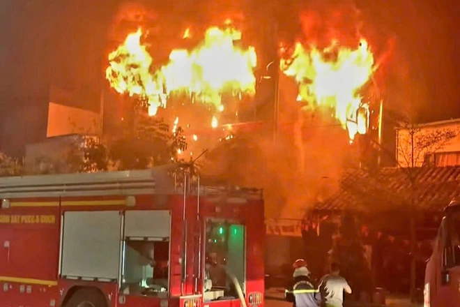 Nhà hàng Tâm Anh ở Bắc Ninh cháy ngùn ngụt trong đêm