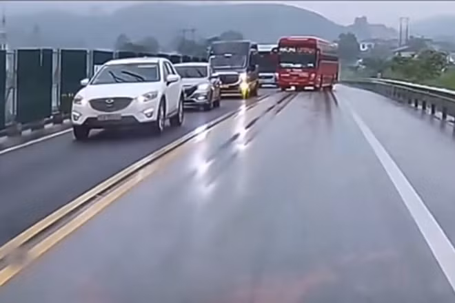 Vượt ẩu trên cao tốc Nội Bài - Lào Cai, tài xế bị dân ghi hình gửi CSGT