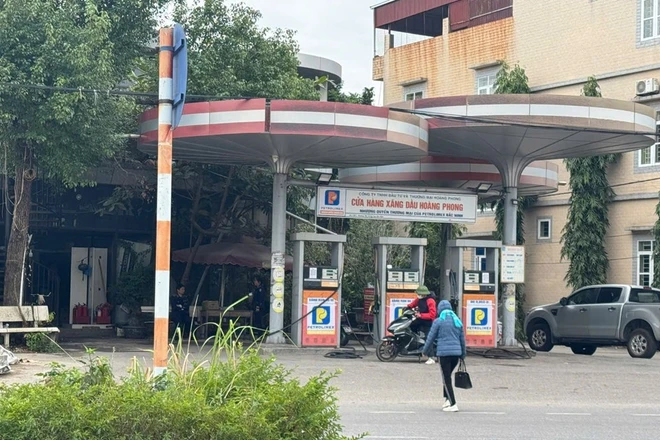 Cây xăng nghi bán xăng có nước cho khách tạm dừng hoạt động
