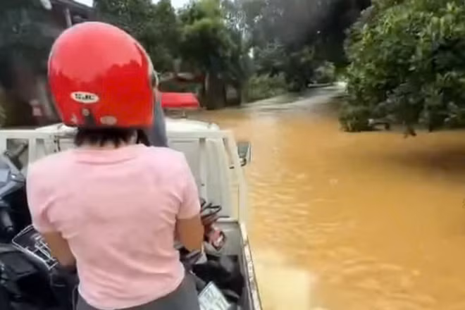 CSGT Lào Cai hỗ trợ người dân vượt vùng ngập lụt