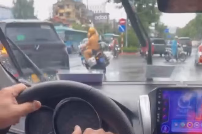 Cảnh sát giao thông Hà Nội mở đường đưa người bị rắn cắn đi cấp cứu