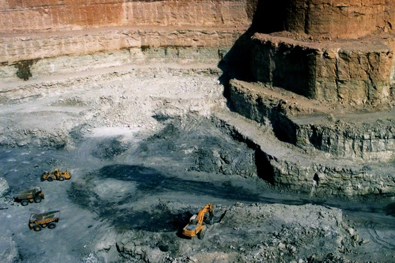 1000 tấn Urani xuyên châu Phi đến Nga khiến Pháp nóng mặt 