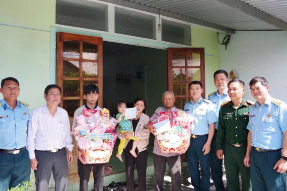 Khen thưởng học sinh, người dân trong vụ máy bay Yak-130 rơi tại Đắk Lắk