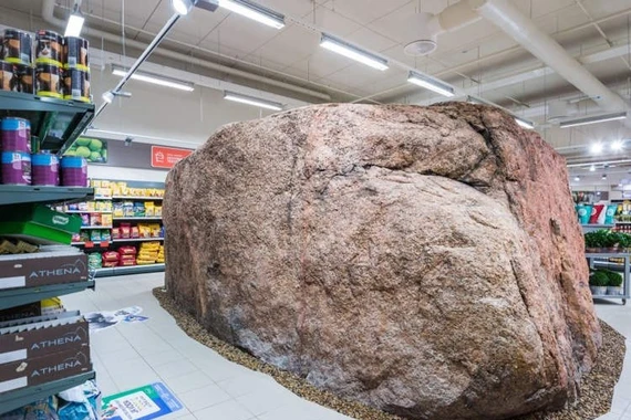 Lạ lùng hòn đá khổng lồ nằm giữa siêu thị