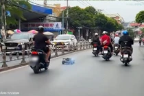 Thanh niên điều khiển ô tô mô hình lạng lách trên đường phố Trảng Dài