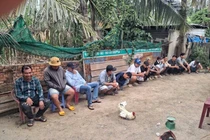 Bắt quả tang nhóm người đá gà ăn tiền tại bãi đất trống ở Bến Lức