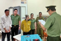 Khởi tố hai vợ chồng và một người khác về tội tổ chức xuất cảnh trái phép